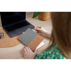 Korkowy notatnik A5 z długopisem | Layla z nadrukiem Twojego logo, materiał: papier, korek, bawełna, słoma pszeniczna, kolor: granatowy