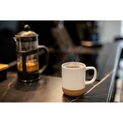 Kubek ceramiczny 370 ml z korkowym elementem | Kate z nadrukiem Twojego logo, materiał: korek, ceramika, kolor: biały