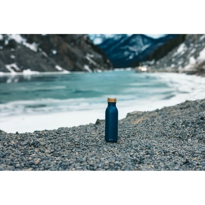 Butelka sportowa 600 ml Avira Alcor, stal nierdzewna z recyklingu z nadrukiem Twojego logo, materiał: bambus, stal nierdzewna, stal, kolor: niebieski Butelka sportowa 600 ml Avira Alcor, stal nierdzewna z recyklingu z nadrukiem Twojego logo, materiał: bambus, stal nierdzewna, stal, kolor: niebieski