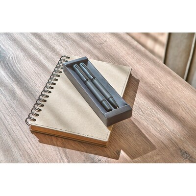 Zestaw piśmienniczy, długopis i pióro kulkowe z nadrukiem Twojego logo, materiał: metal, mosiądz, kolor: czarny Zestaw piśmienniczy, długopis i pióro kulkowe z nadrukiem Twojego logo, materiał: metal, mosiądz, kolor: czarny